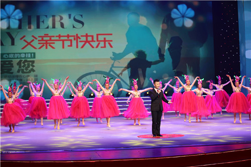 凯皮拉的小火车交响乐总谱-为著名歌唱家董文华伴舞 为"小夫妻组合"伴舞 将整个晚会推向高