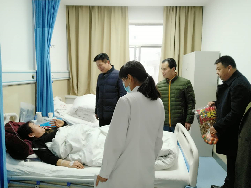 学校领导一行人员来到病区看望慰问春节期间留院治疗的病人及家属,并